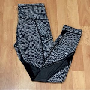 Lululemon Black & White Print 25” Legging Size 4